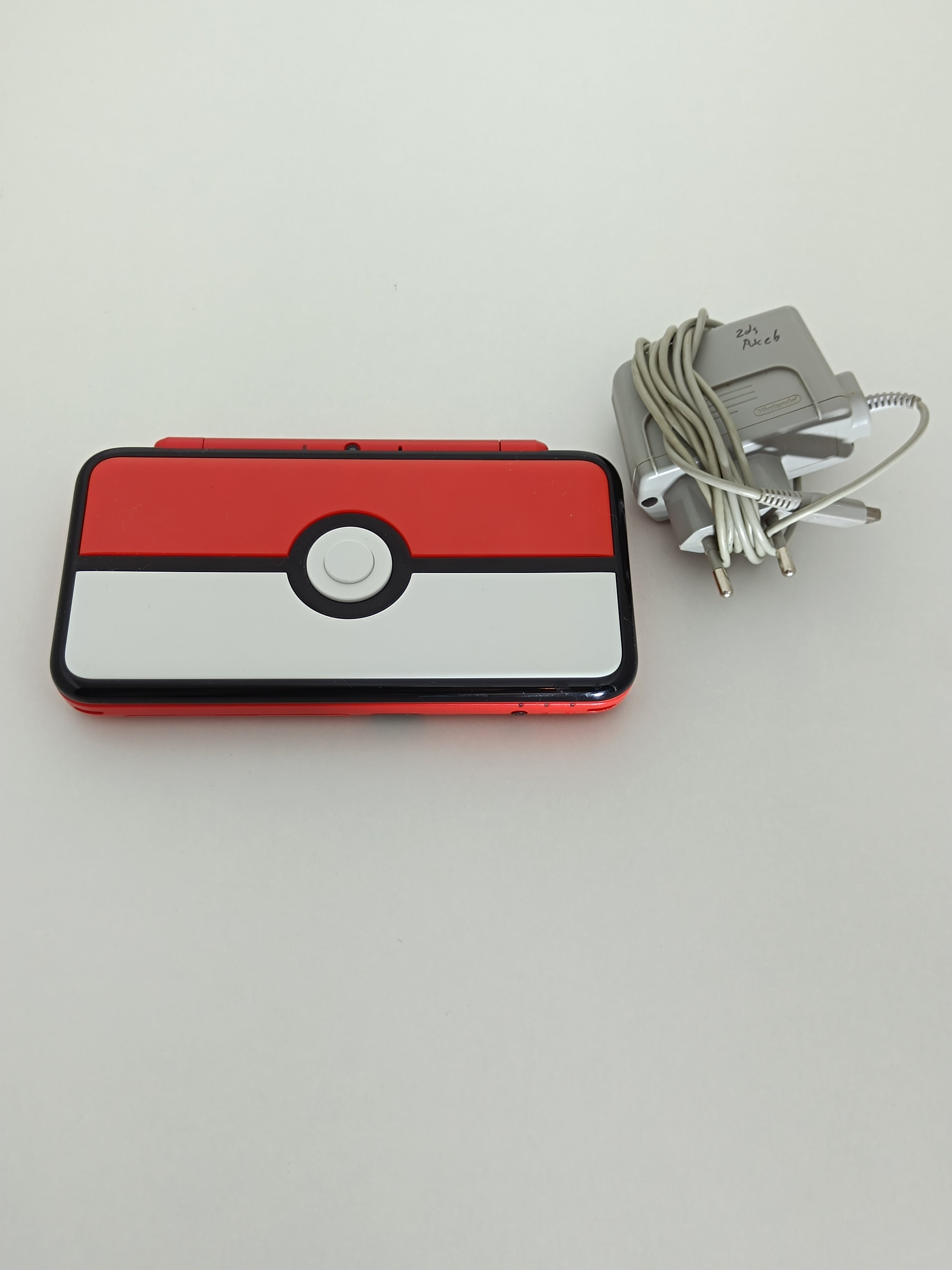 New Nintendo 2DS XL - Pokemon Pokeball Edition - inkl. Ladegerät