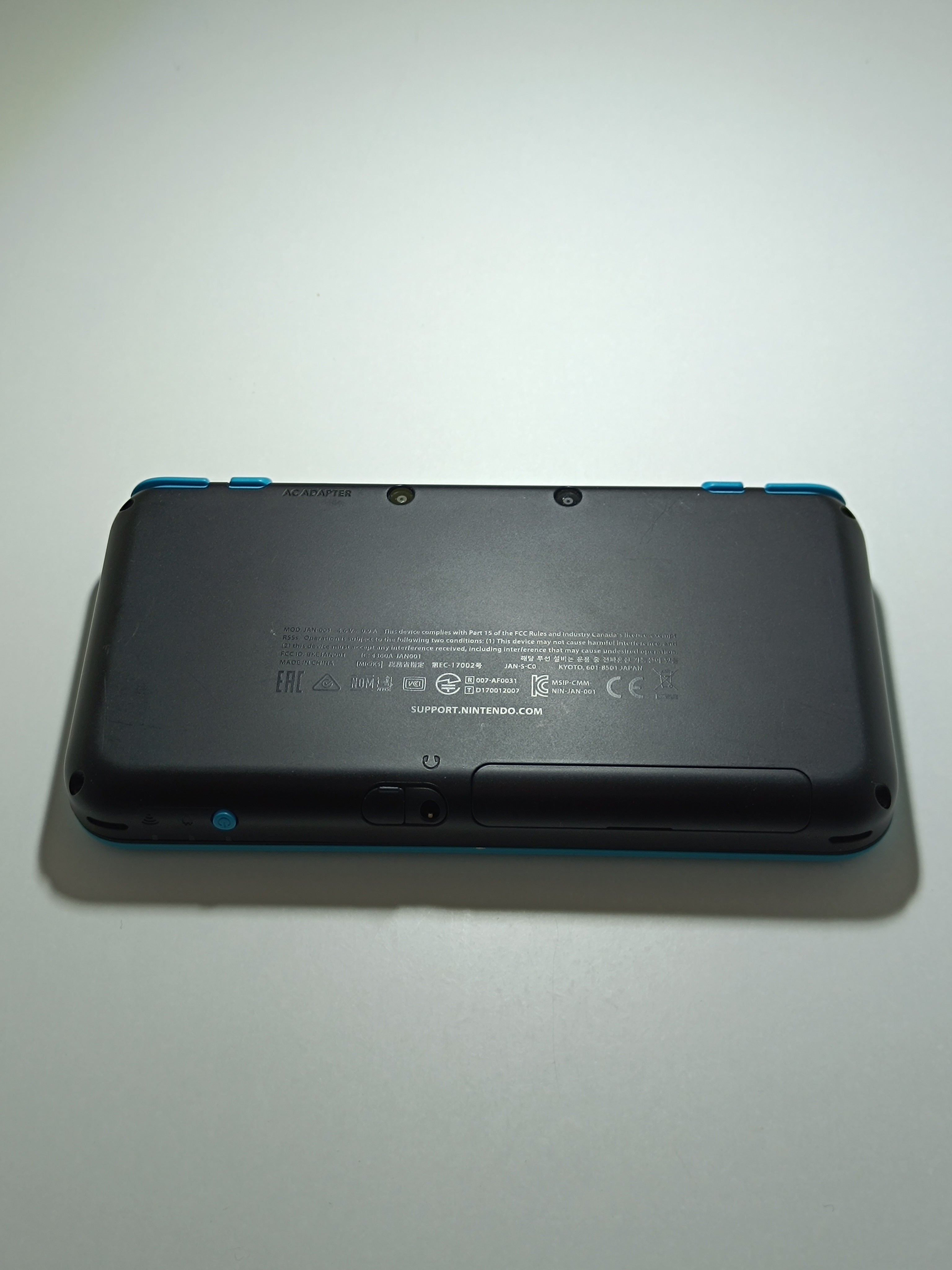 New Nintendo 2DS XL - Blau / Schwarz - inkl. Originalverpackung & Ladegerät