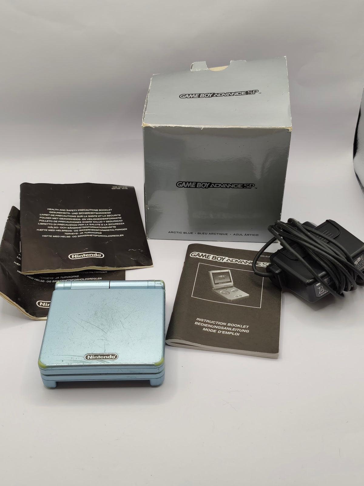 Game Boy Advance SP - Glacier Blue, inkl. Verpackung & Ladegerät