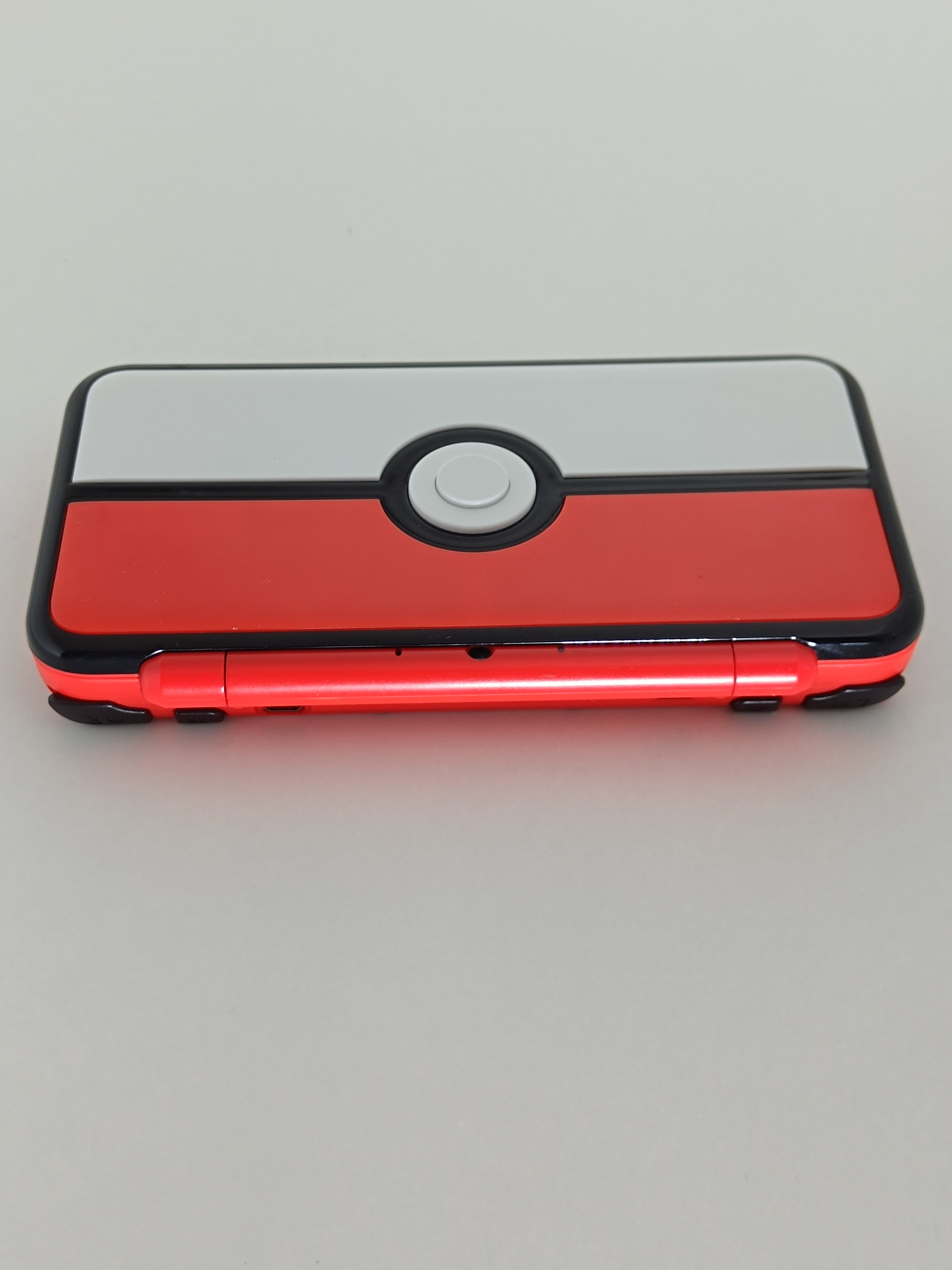 New Nintendo 2DS XL - Pokemon Pokeball Edition - inkl. Ladegerät