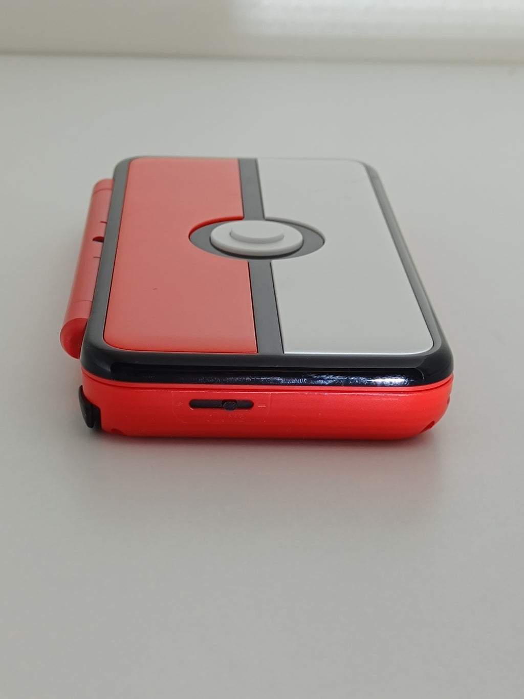 New Nintendo 2DS XL - Pokemon Pokeball Edition - inkl. Ladegerät