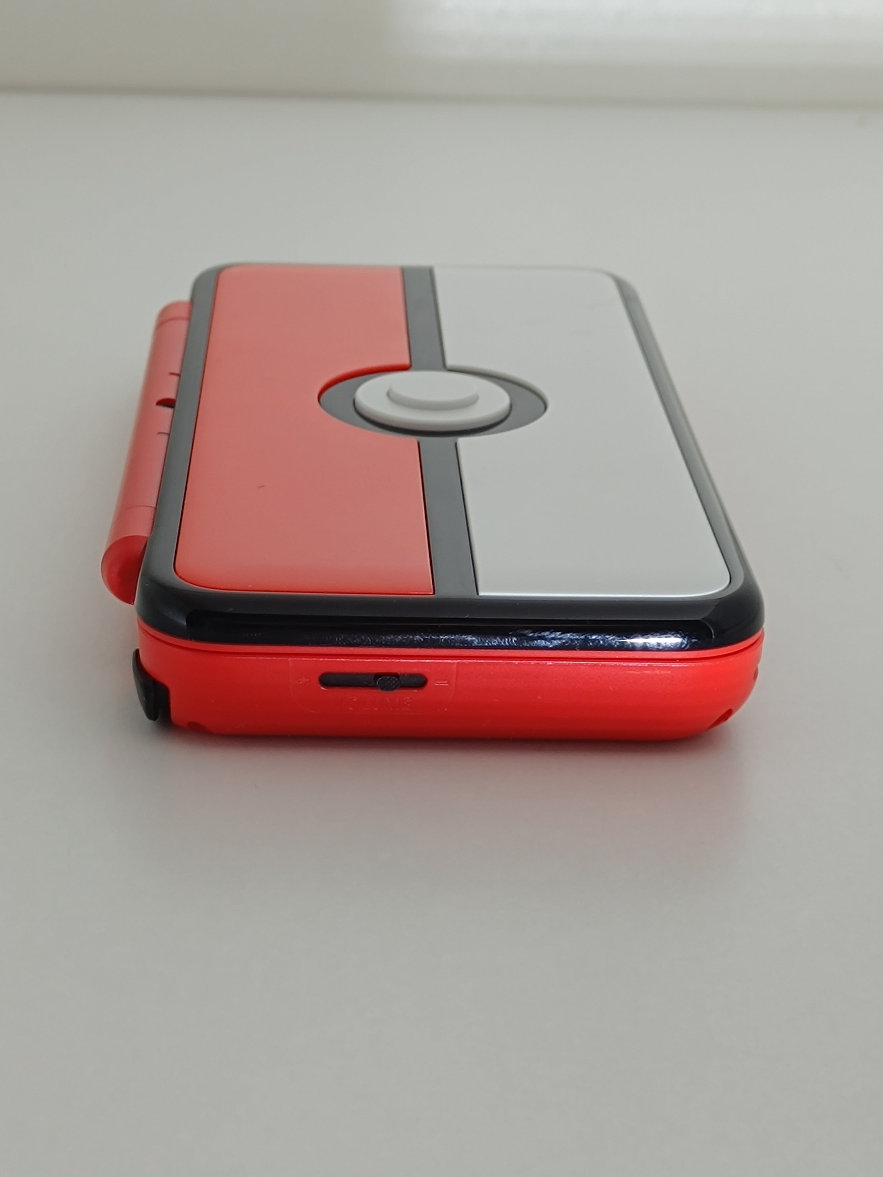 New Nintendo 2DS XL - Pokemon Pokeball Edition - inkl. Ladegerät