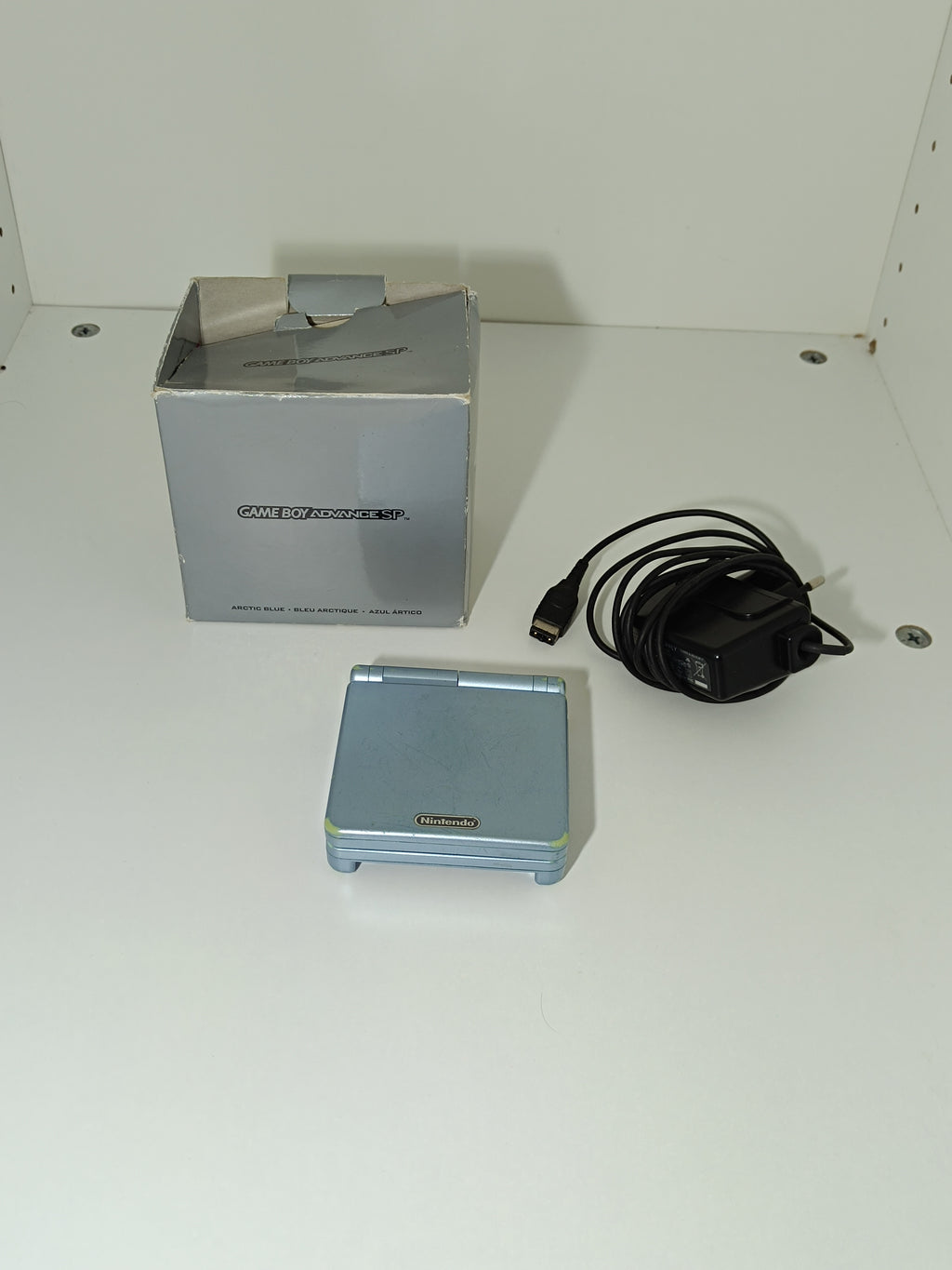 Game Boy Advance SP - Glacier Blue, inkl. Verpackung & Ladegerät