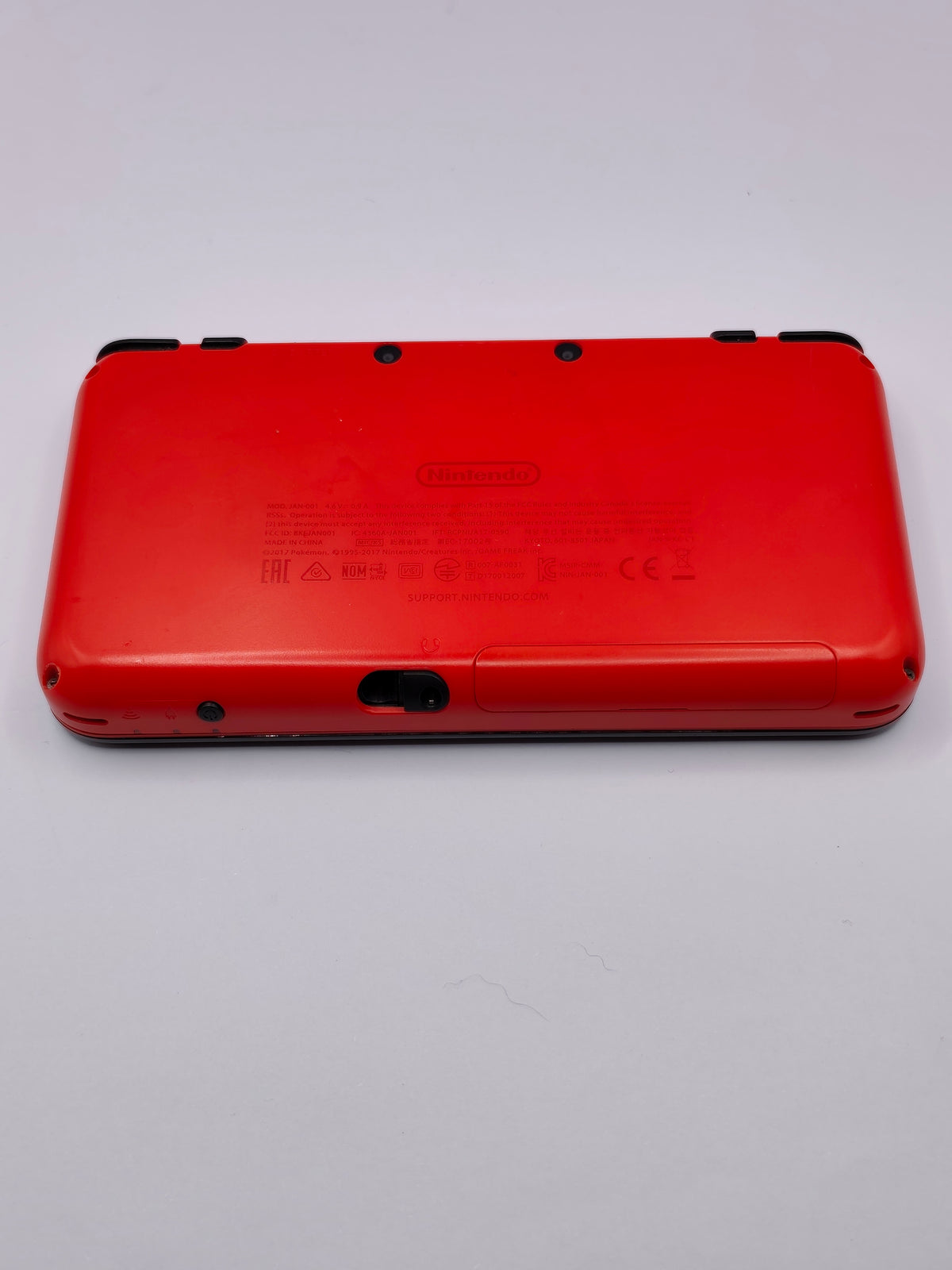 New Nintendo 2DS XL - Pokemon Pokeball Edition - inkl. Ladegerät