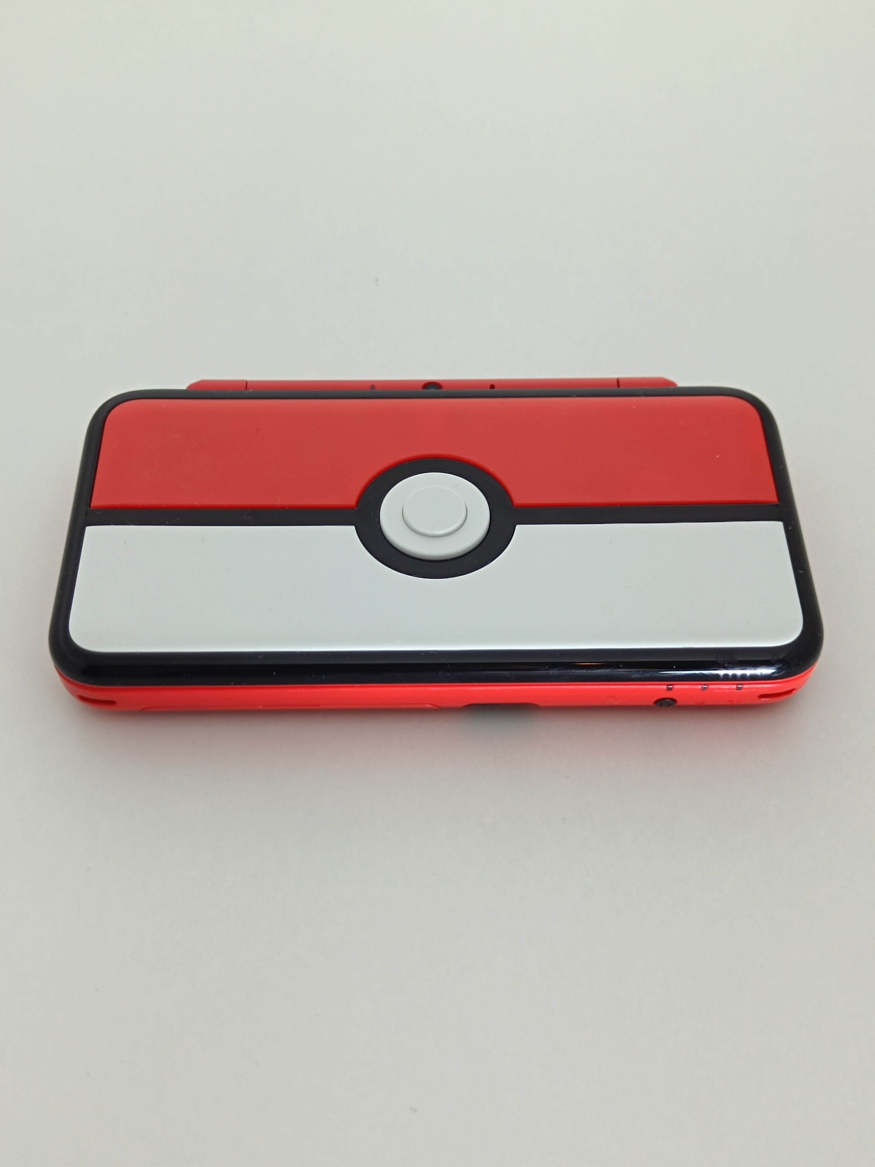 New Nintendo 2DS XL - Pokemon Pokeball Edition - inkl. Ladegerät