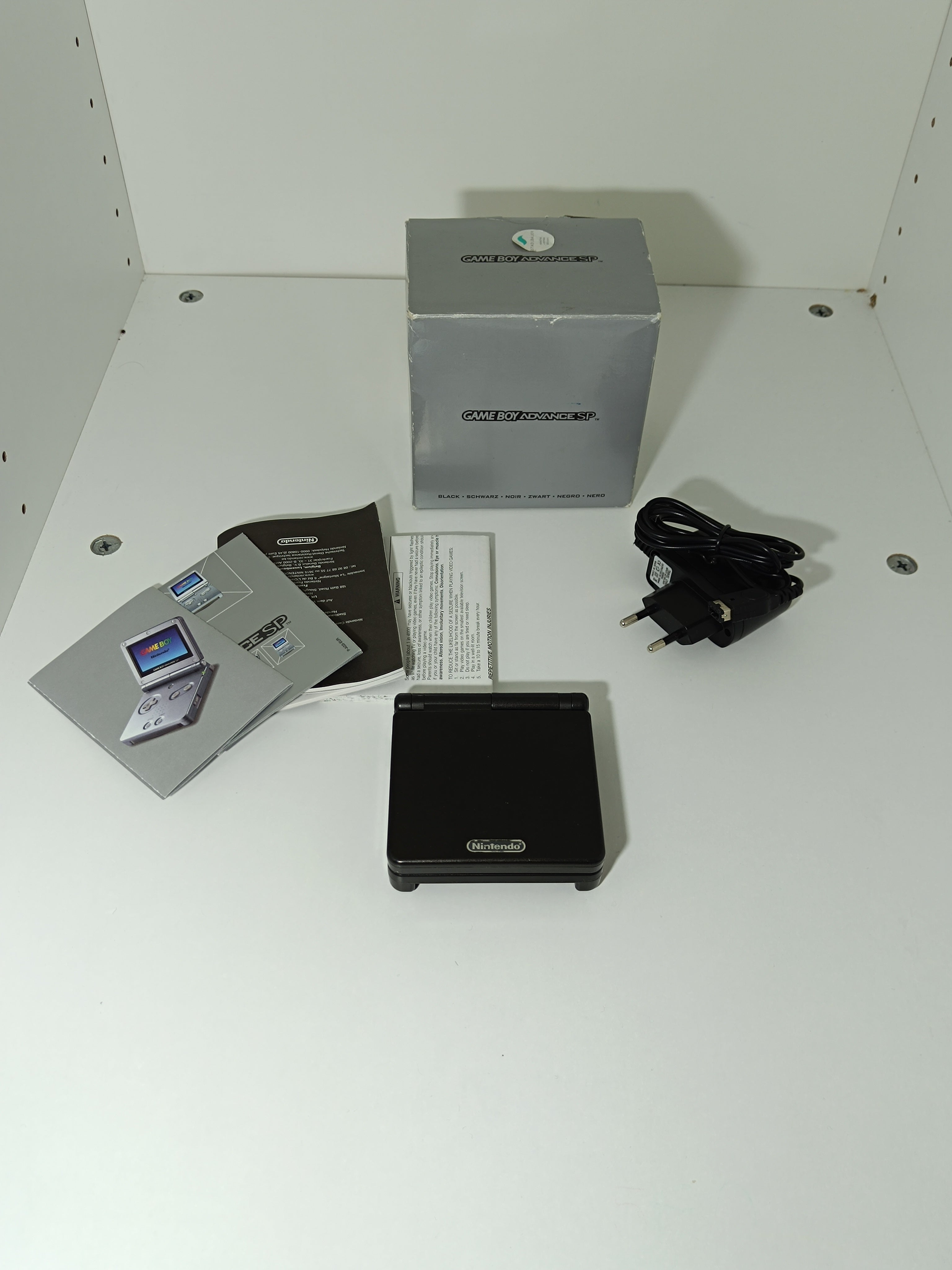 Nintendo Game Boy Advance SP - Schwarz, inklusive Verpackung & Ladegerät